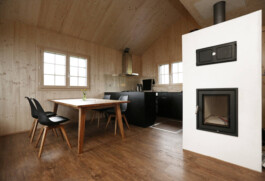 Ferienhaus Weissenberge Kamin Logo Atelier Freienstein