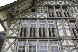 Stählihaus Netstal Fassadendetail Logo Atelier Freienstein